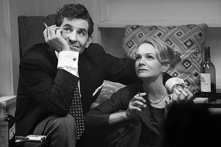 Bradley Cooper als Leonard Bernstein und Carey Mulligan als Felicia Montealegre in einer Szene des Films «Maestro».