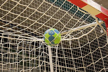 Handball liegt oben im Tornetz