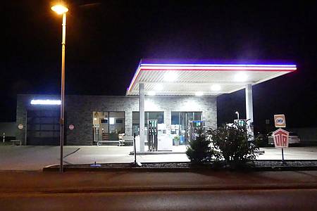 Tankstellengebäude beleuchtet in der Nacht