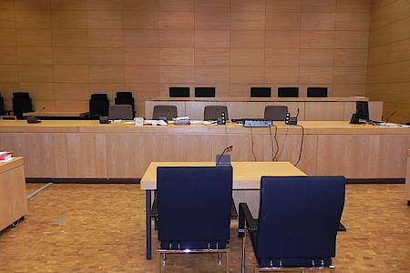 Zwei Stühle stehen im Gerichtssaal vor Richterpult