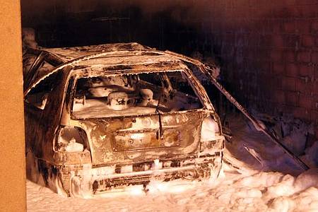 ausgebranntes Auto in Garage