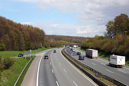 Autobahn mit LKW und Autos