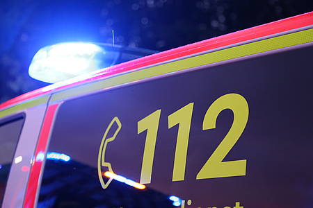 Scheibe Rettungswagen mit Aufschrift 112 und eingeschaltetem Blaulicht auf dem Dach