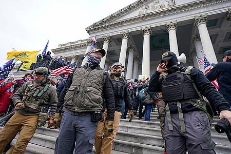 Mitglieder der rechtsextremen Miliz «Oath Keepers» stehen am US-Kapitol.