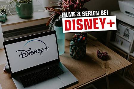Laptop mit Disney+ auf einem Schreibtisch