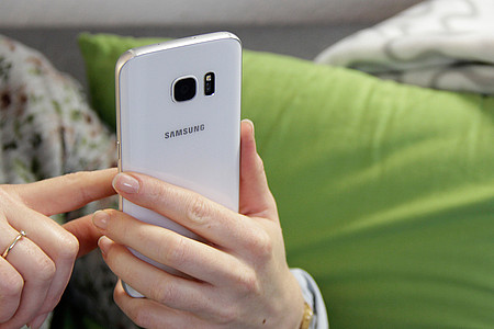 Frau surft mit dem Samsung Galaxy S7