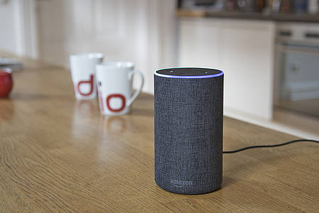Amazon Echo auf dem Küchentisch