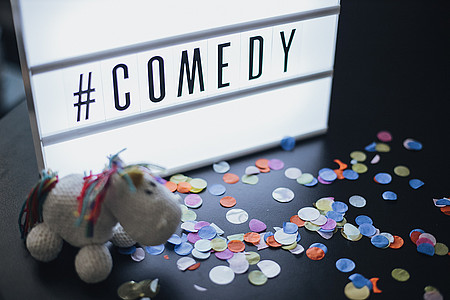 Pummeleinhorn vor Lightbox mit der Schrift "Comedy"