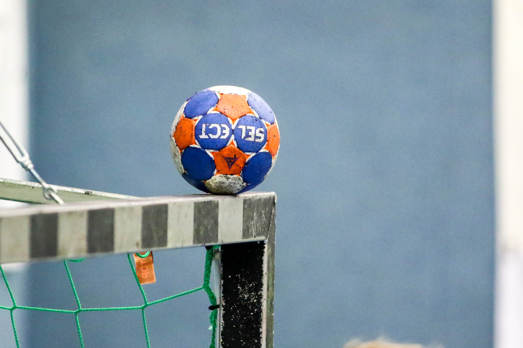 Handball liegt auf Tor